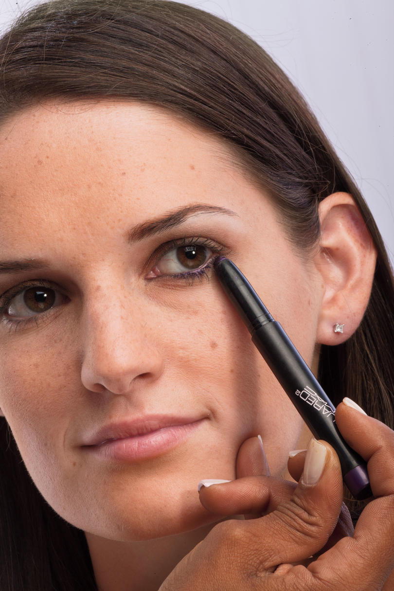 धुएँ के रंग का Eye Makeup Tips: Step 3