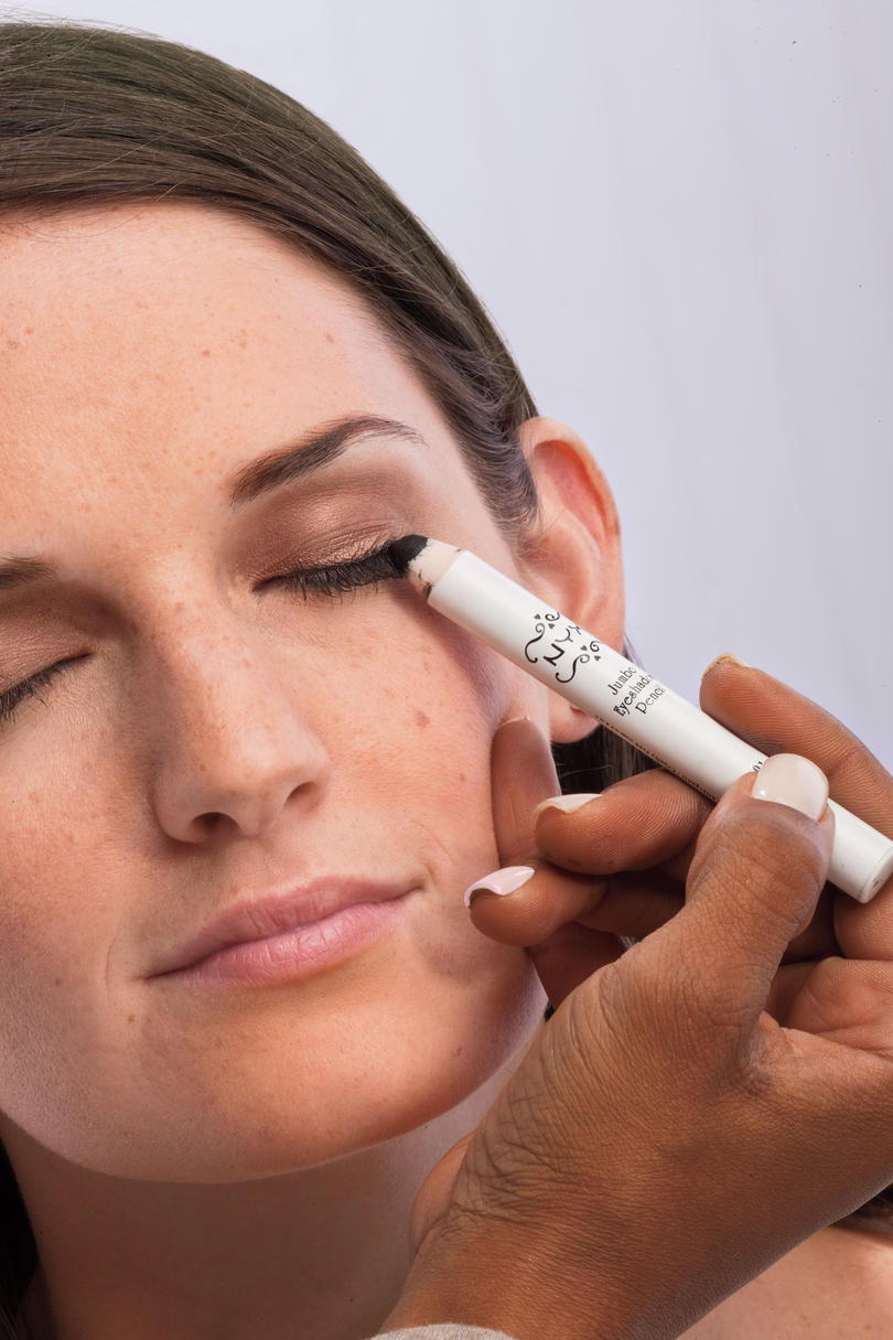 धुएँ के रंग का Eye Makeup Tips: Step 4
