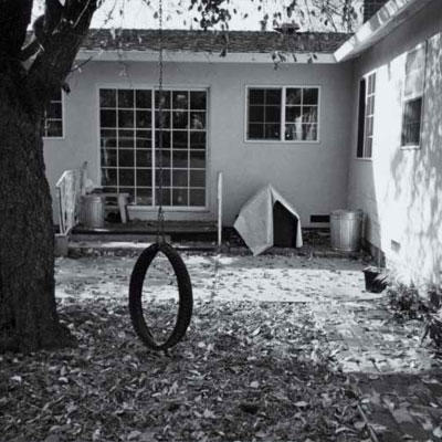 से पहले photo of a backyard with a tire swing and a large tree