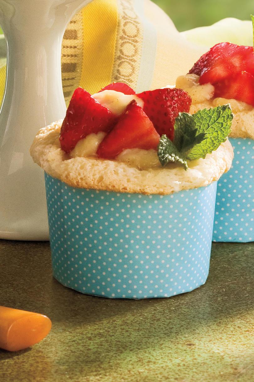 Kuppikakku Recipes: Vanilla-Stuffed Strawberry Cupcakes