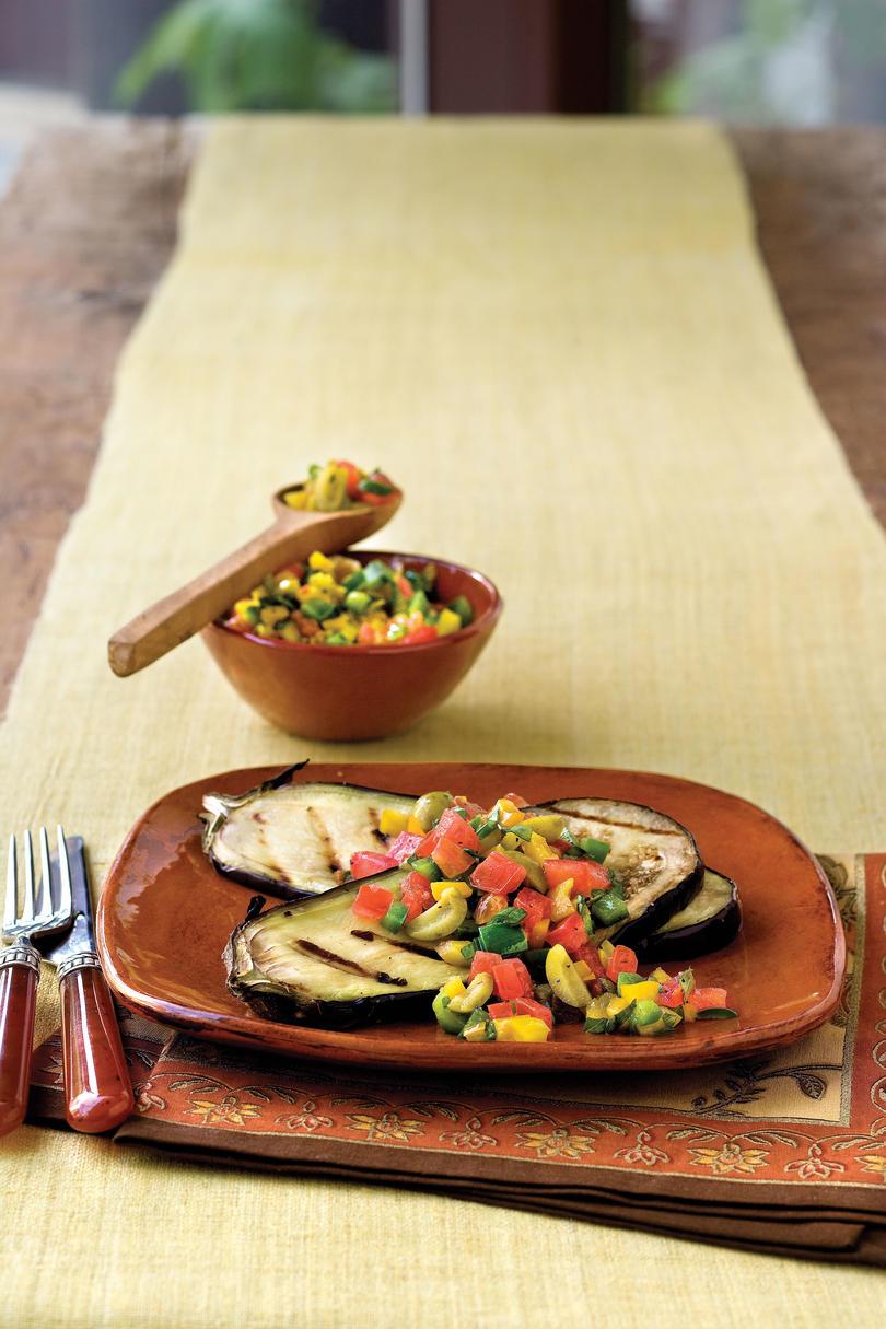 Vegetáriánus Grilling Recipes: Grilled Eggplant with Sweet Pepper-Tomato Topping 