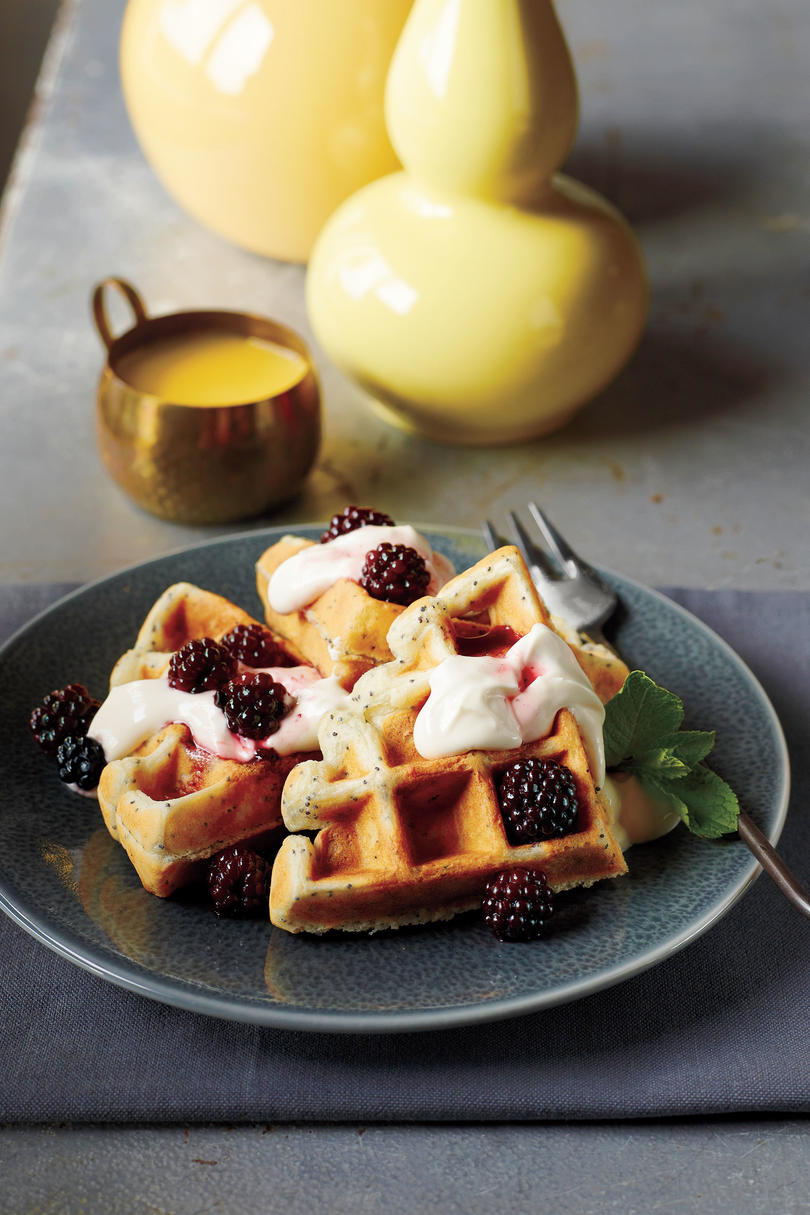 Λεμόνι-Παπαρούνα Seed Waffles with Blackberry Maple Syrup