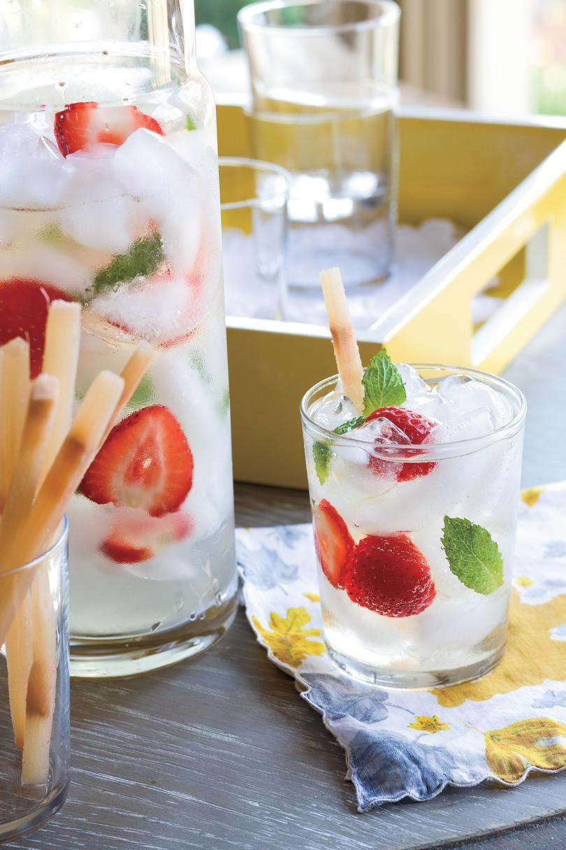 Γροθιά and Cocktail Summer Drink Recipes: Cava Sangria
