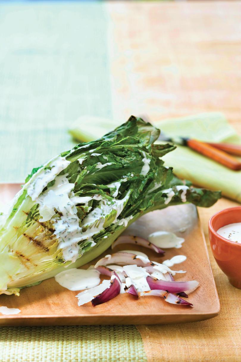 शाकाहारी Grilling Recipes: Grilled Romaine Salad with Buttermilk-Chive Dressing