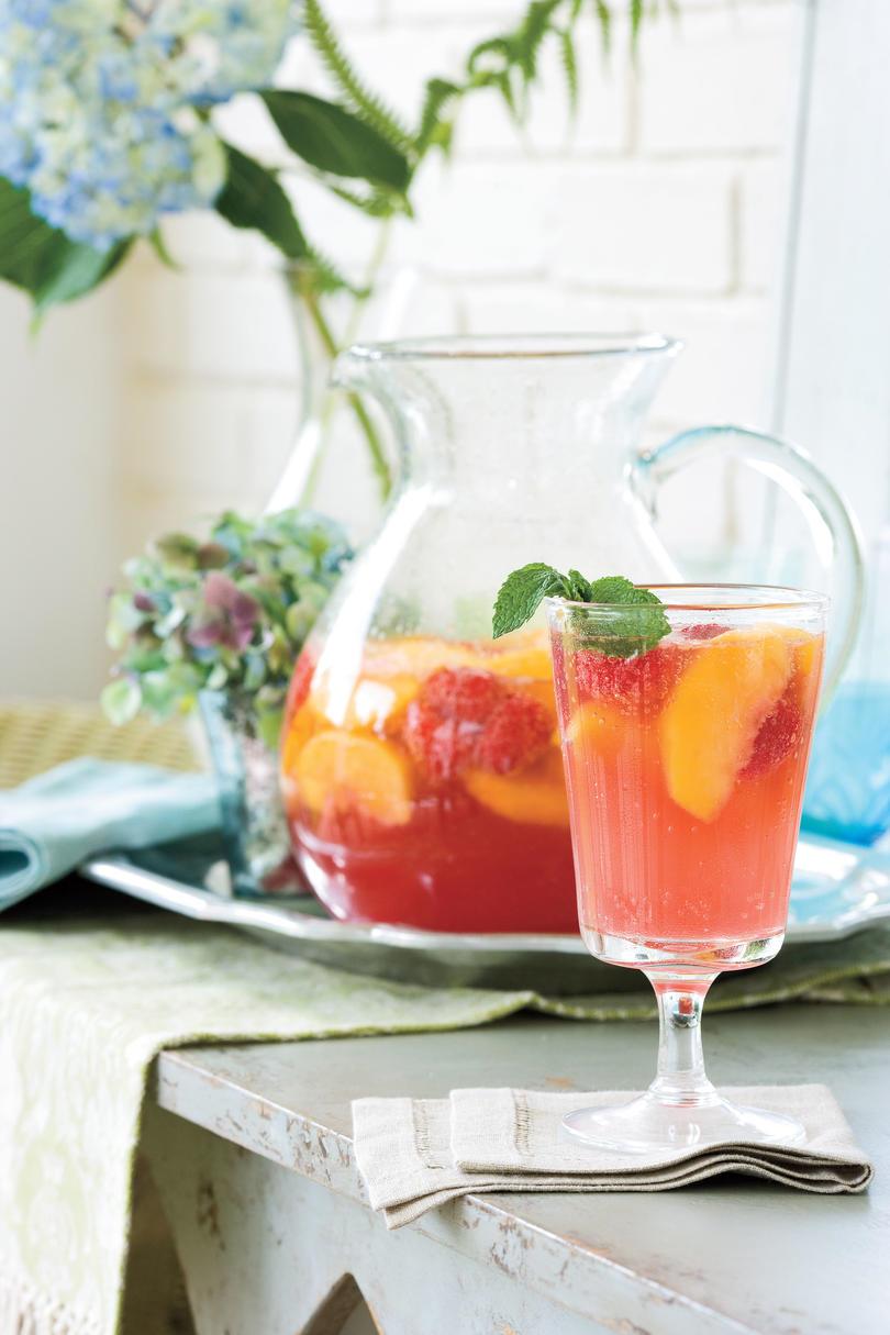 Puncs and Cocktail Summer Drink Recipes: Carolina Peach Sangria