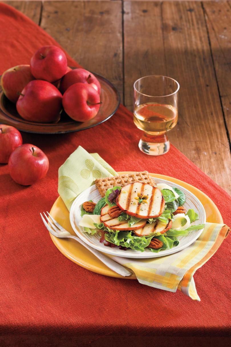 शाकाहारी Grilling Recipes: Grilled Apple Salad 