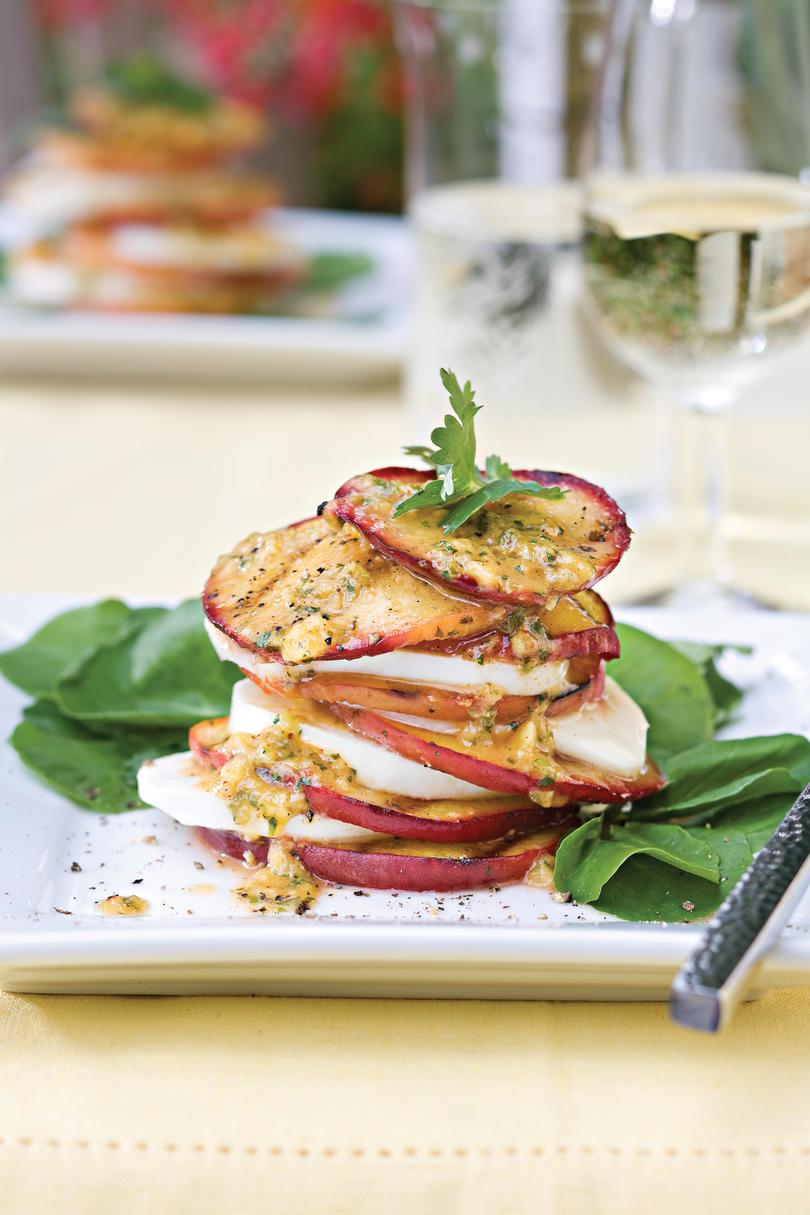शाकाहारी Grilling Recipes: Grilled Peach-and-Mozzarella Salad