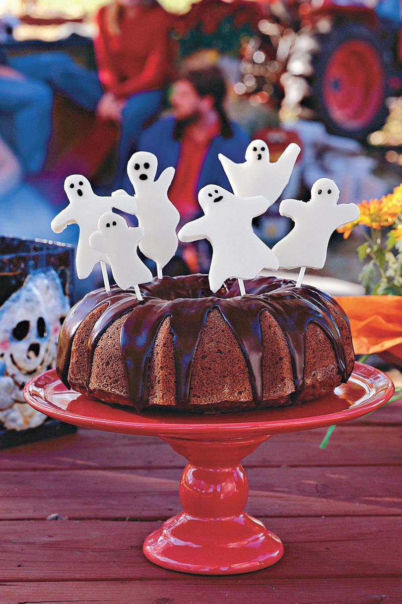 कद्दू Cake With Little Ghosts