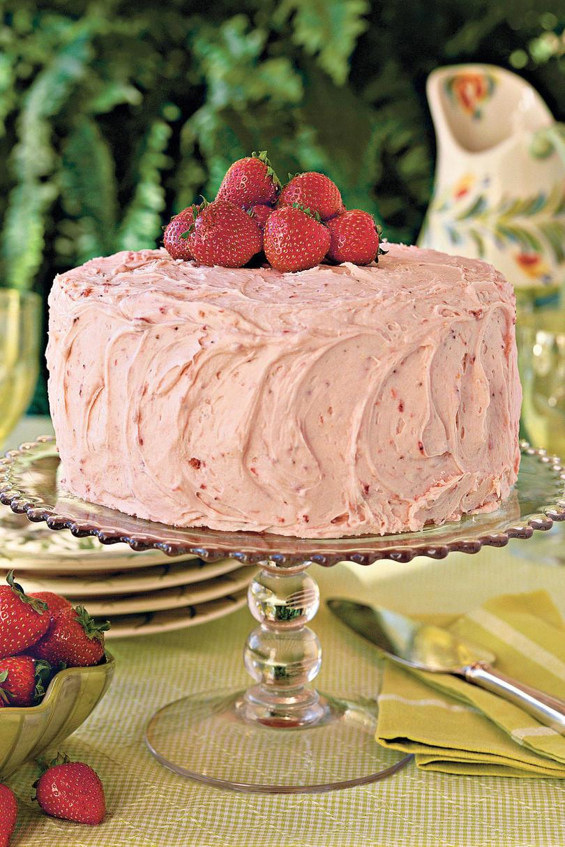 ट्रिपल डेकर Strawberry Cake