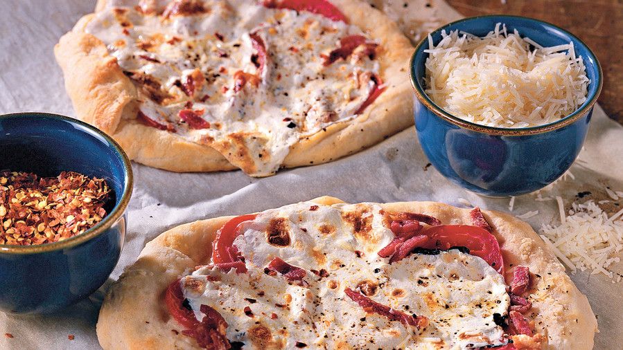 पिज़्ज़ा Recipes: Fresh Mozzarella and Basil Pizza