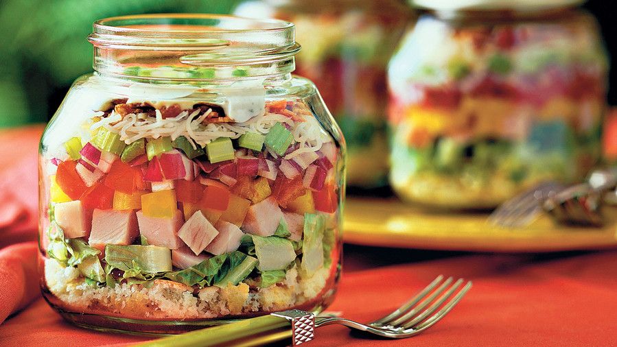 Κορυφαία βαθμολογία Main Dishes: Layered Cornbread-and-Turkey Salad
