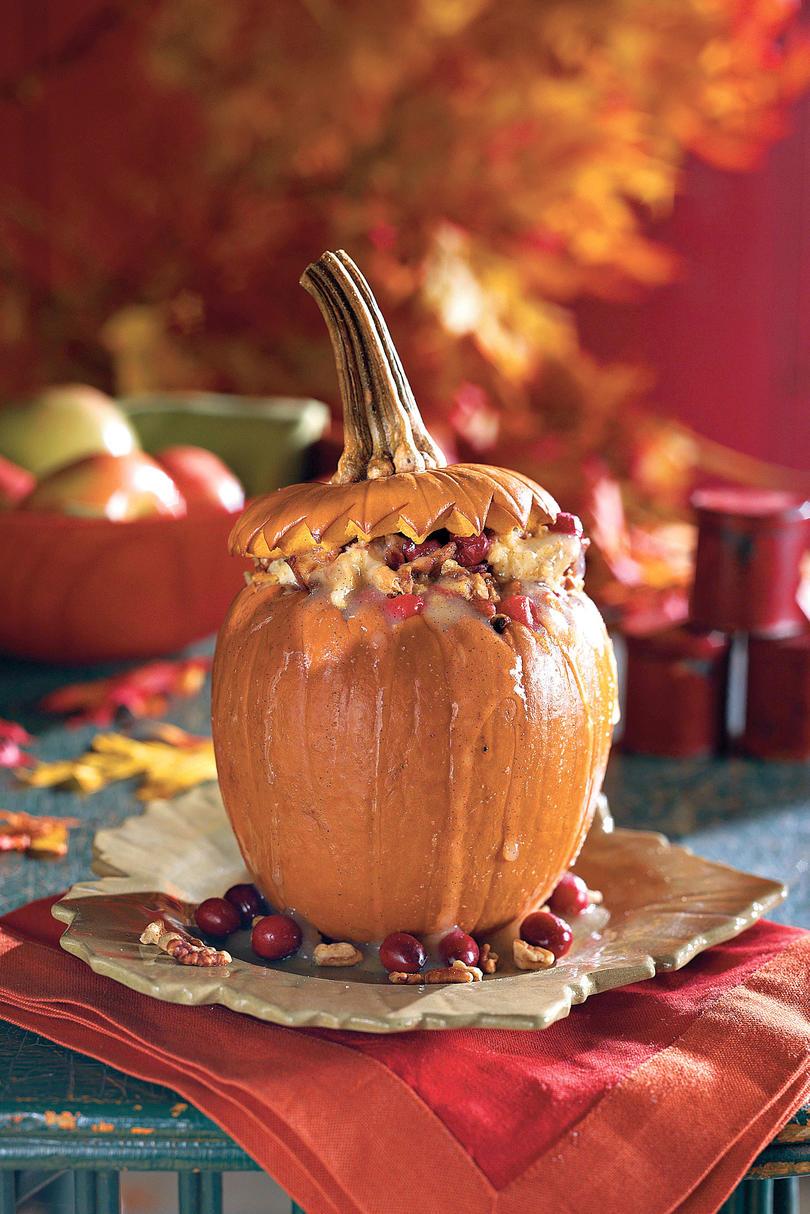 भरवां Pumpkin with Cranberry-Raisin Bread Pudding