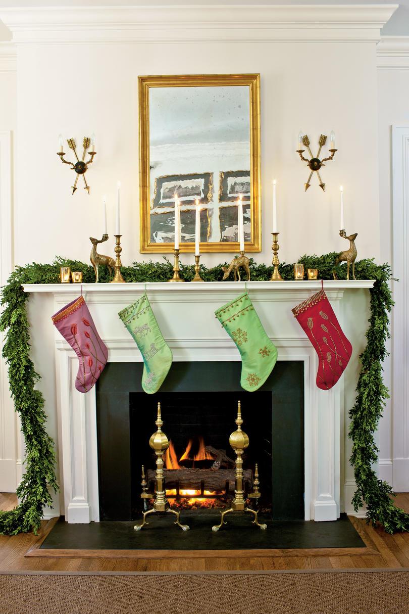 सारा Tuttle Christmas Fireplace Mantel