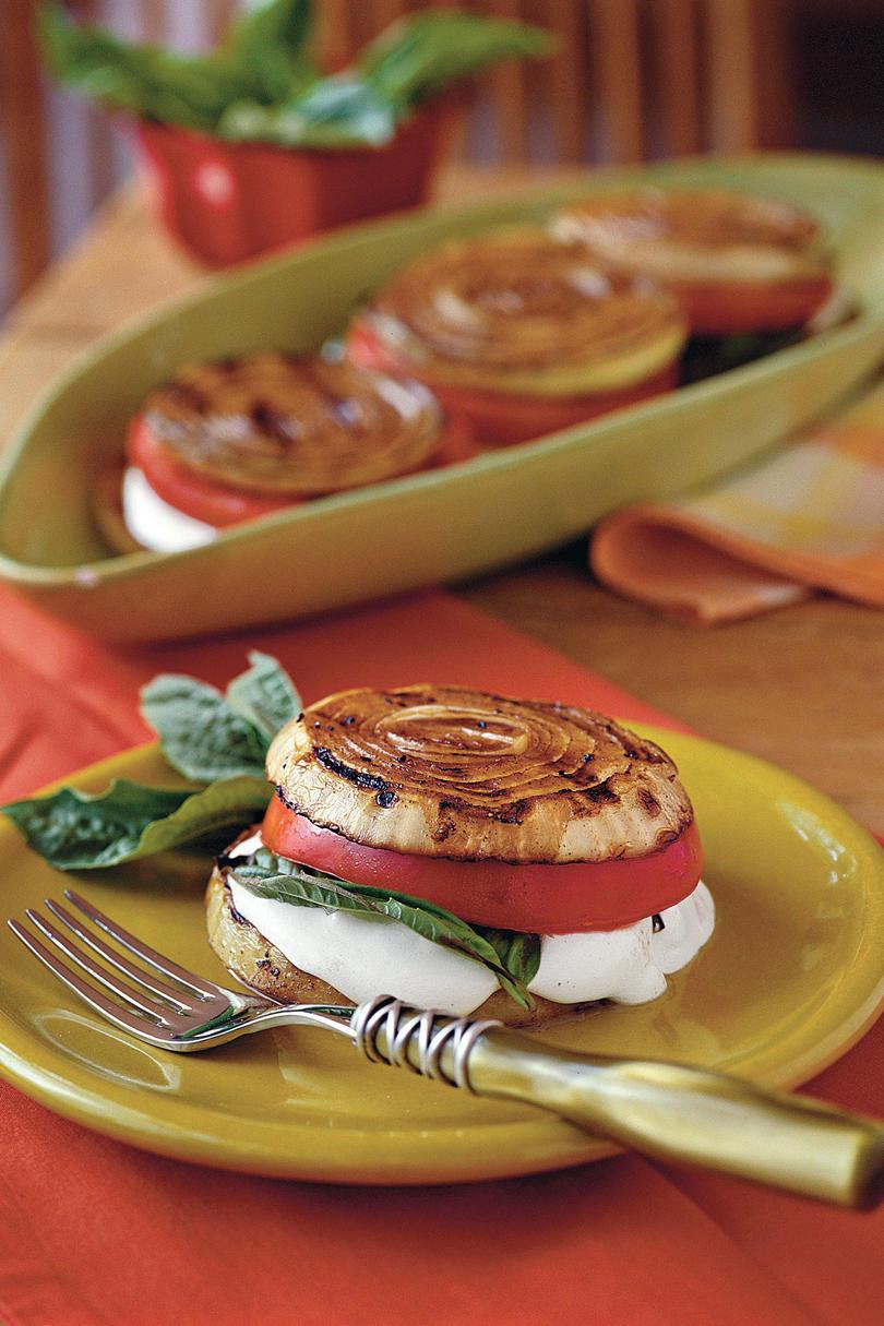 शाकाहारी Grilling Recipes: Balsamic Onion Stacks 