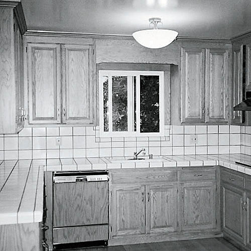 रगड़ा हुआ kitchen with a u-shaped layout and tile countertop