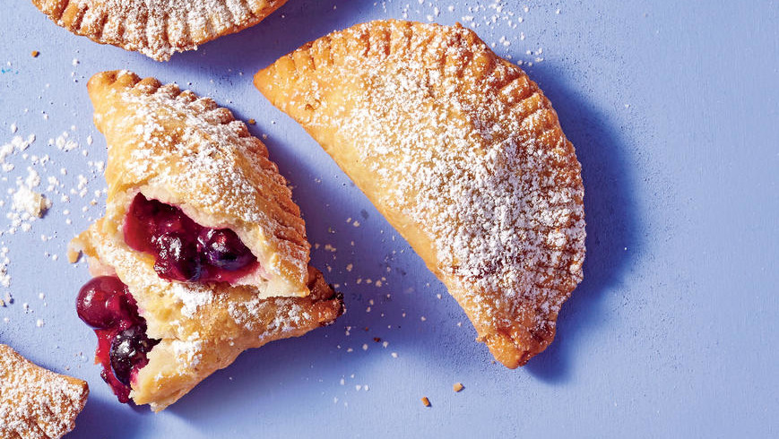 तला हुआ Blueberry-Ginger Hand Pies Recipe
