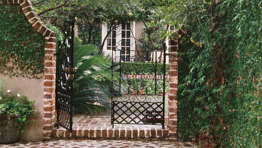 स्वागत करते हुए Courtyard Gate 
