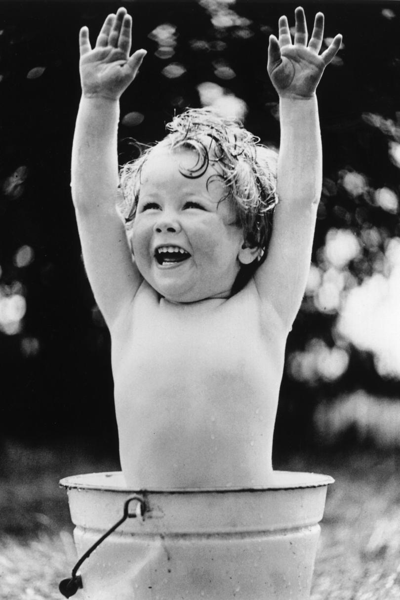 Dijete in Bucket with Hands Raised