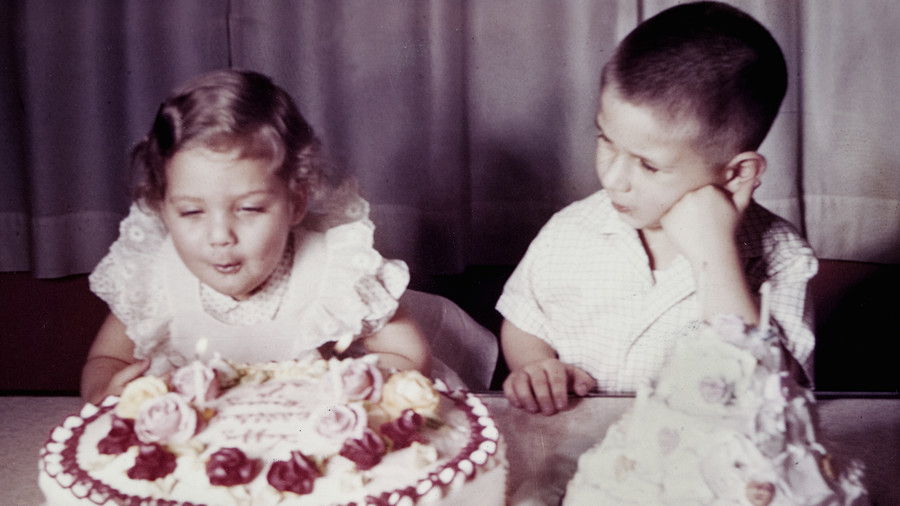 Les tout-petits Eating Birthday Cake