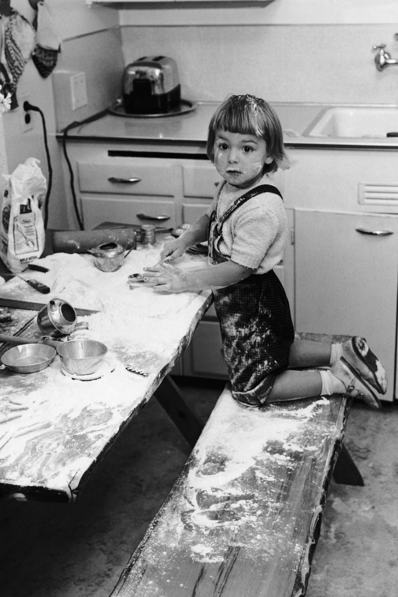 Bébé playing in Flour