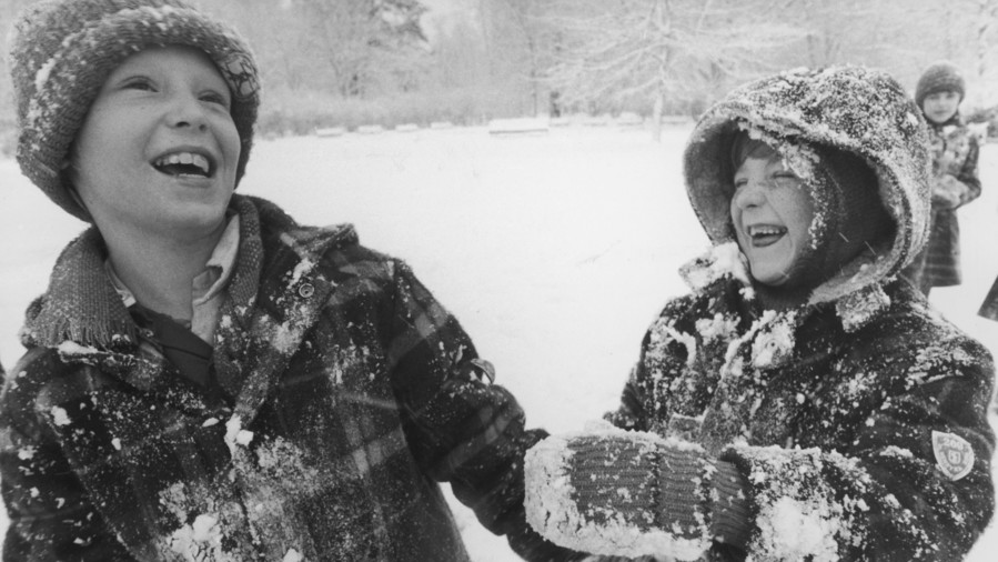 Αγόρια Playing in Snow