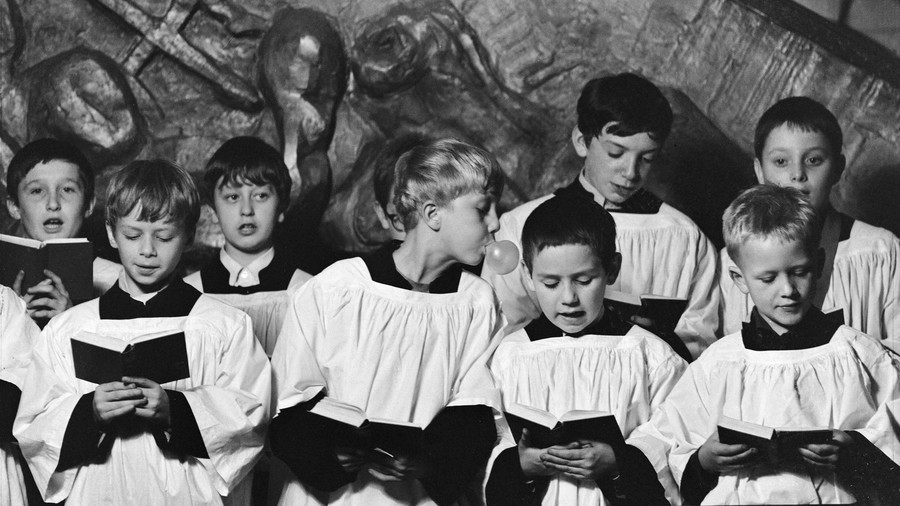 Église Choir with Boy Blowing Bubble Gum