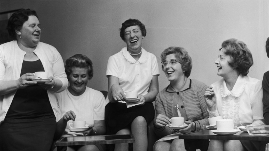 Ομάδα of Women Drinking Tea and Laughing