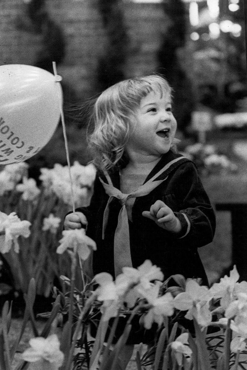 Bébé Playing in Flowers with Balloon