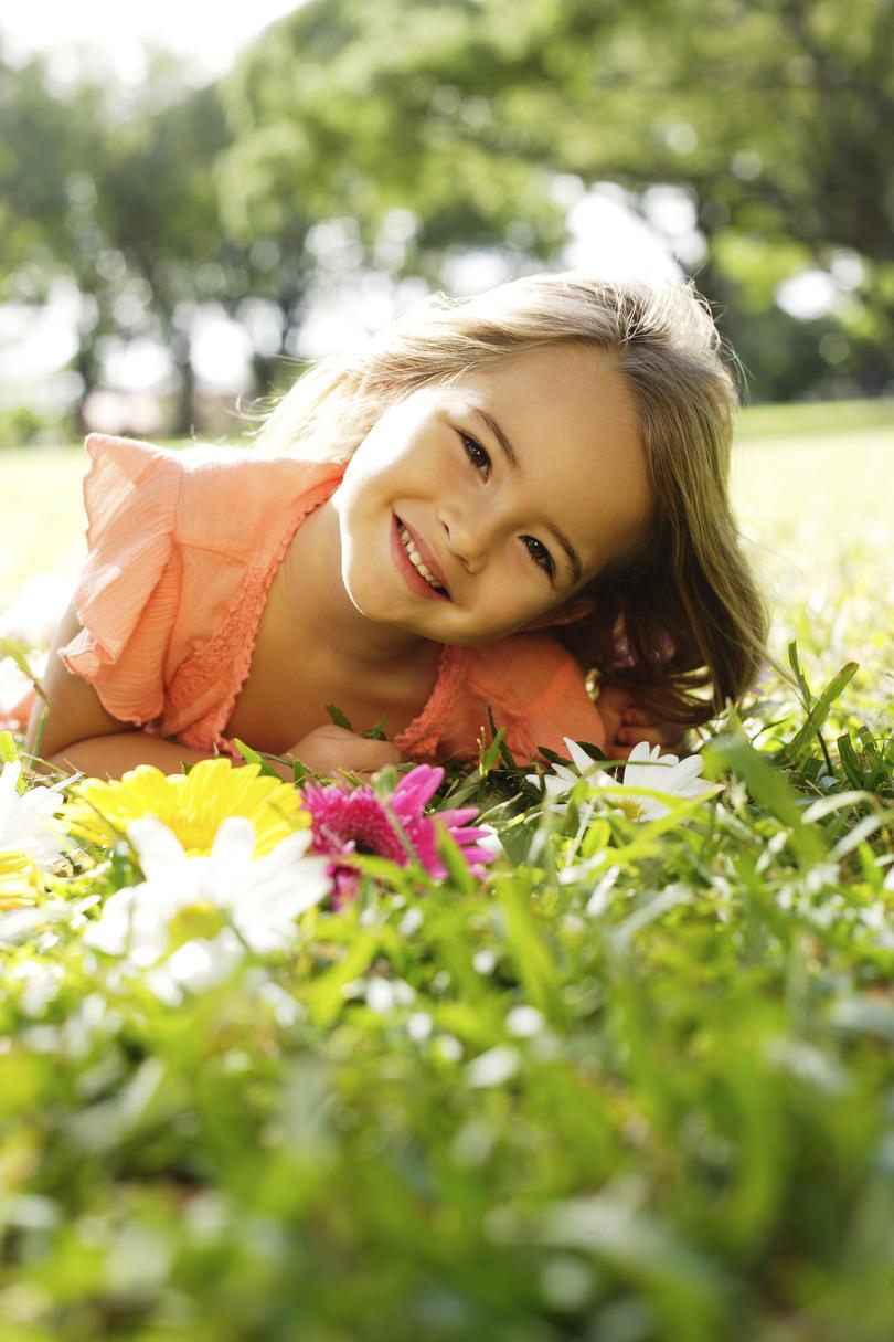 Κορίτσι with Flowers on Grass