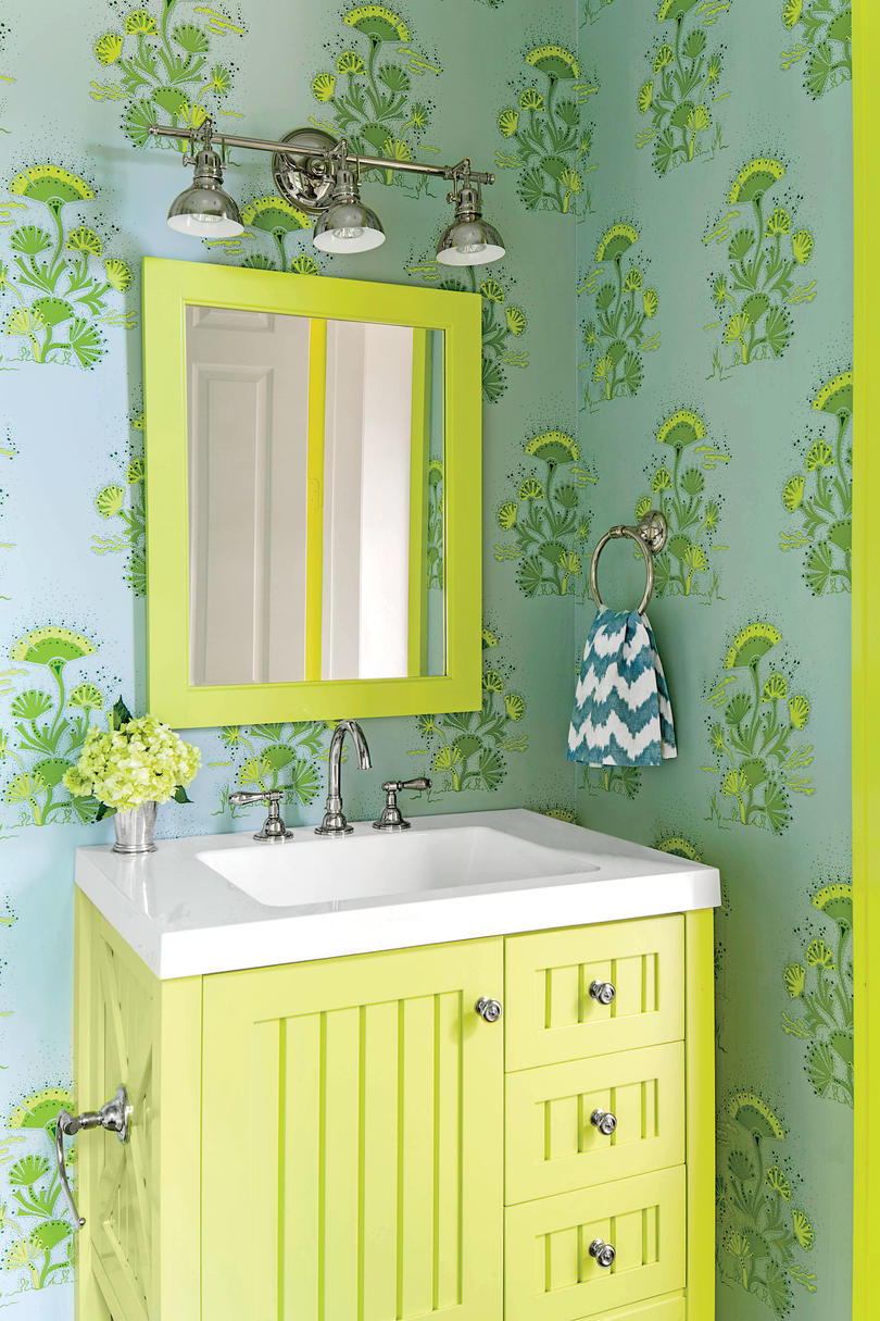 Vihreä and Blue Bathroom with Wallpaper