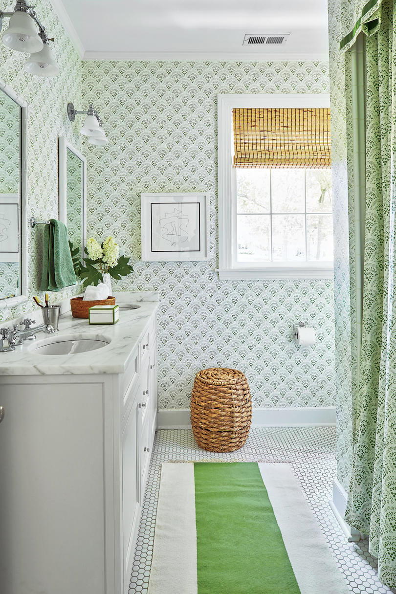 हरा and White Bathroom