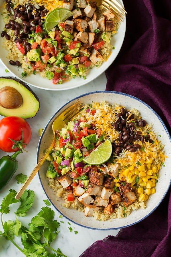 Grillezett Chicken and Quinoa Burrito Bowls with Avocado Salsa
