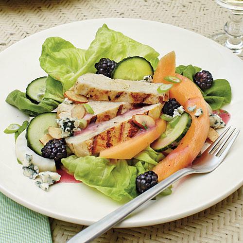 Grillezett Chicken Salad with Raspberry-Tarragon Dressing