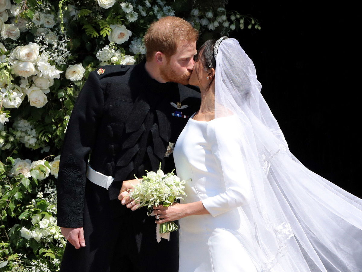 Harry and Meghan first kiss