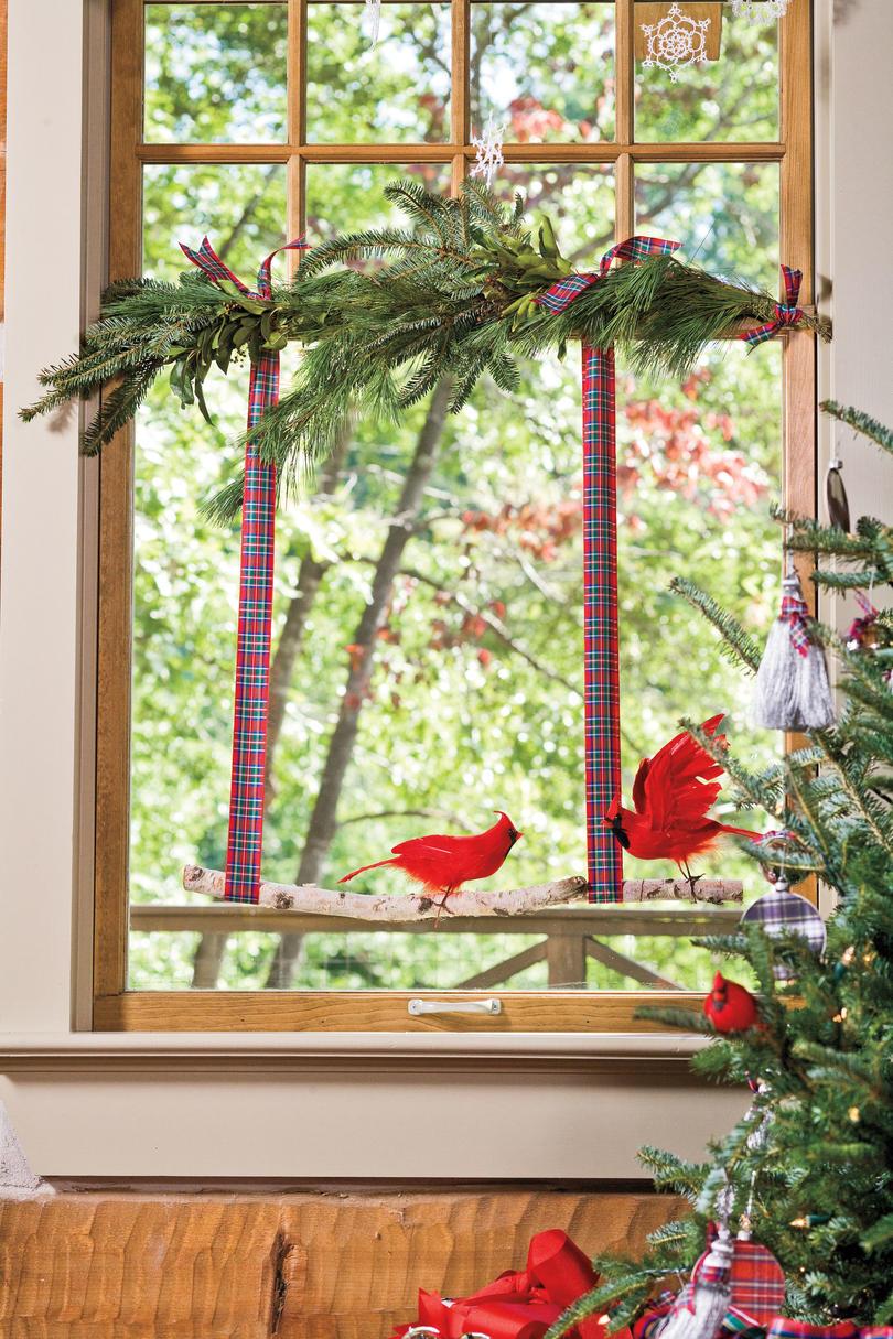 क्रिसमस Decorating Ideas: Cardinal Window