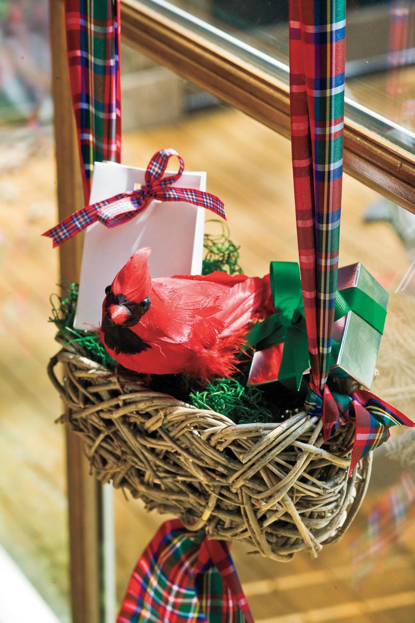 क्रिसमस Decorating Ideas: Cardinal Nest