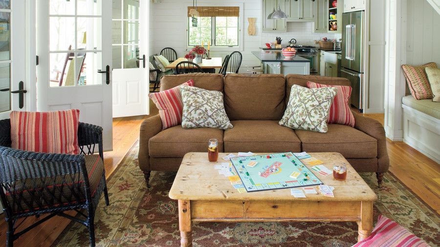 झील के किनारे Cabin Makeover: Living Room