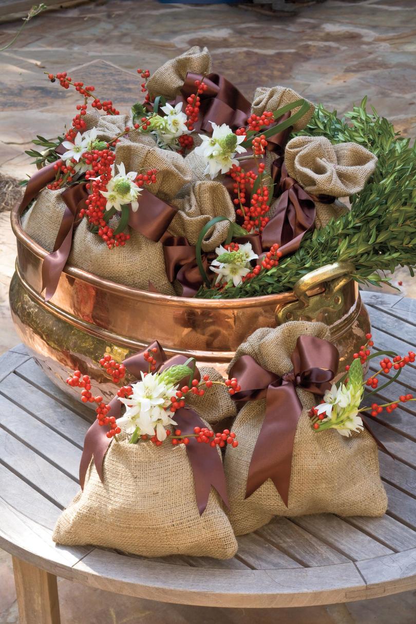 क्रिसमस Decorating Ideas: Burlap Vase Gift