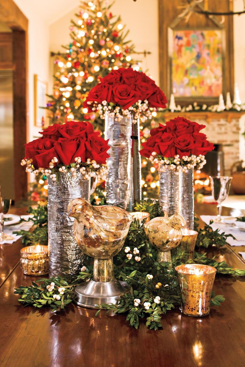 क्रिसमस Decorating: Red Rose Centerpiece