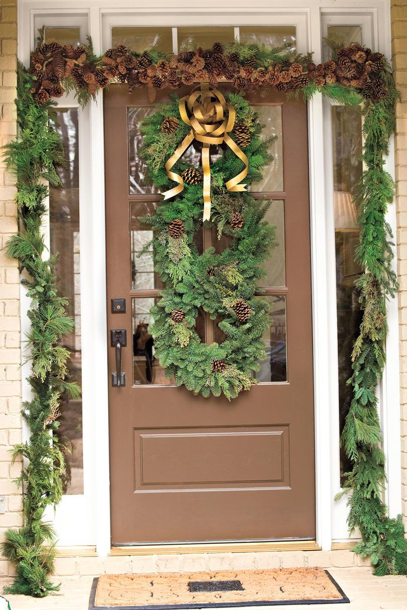 Karácsony Decorating Ideas: Stacked Evergreen Wreaths
