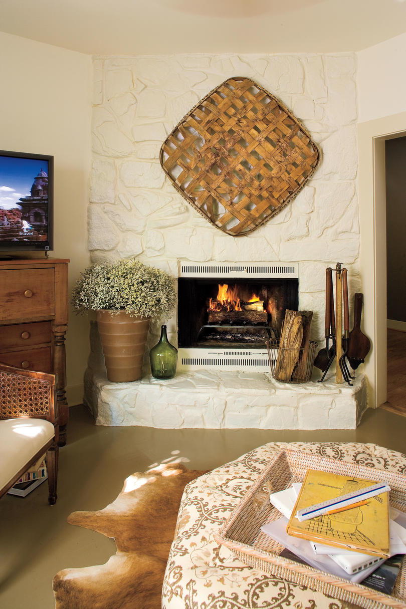 जीवित Room Decorating Ideas: Freshly Painted Fireplace
