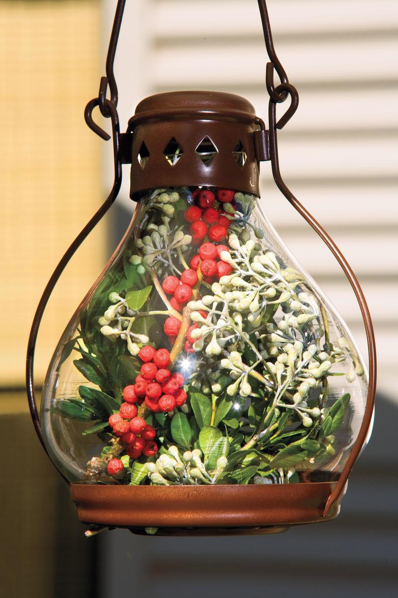 क्रिसमस Decorating Ideas: Outdoor Holiday Lanterns