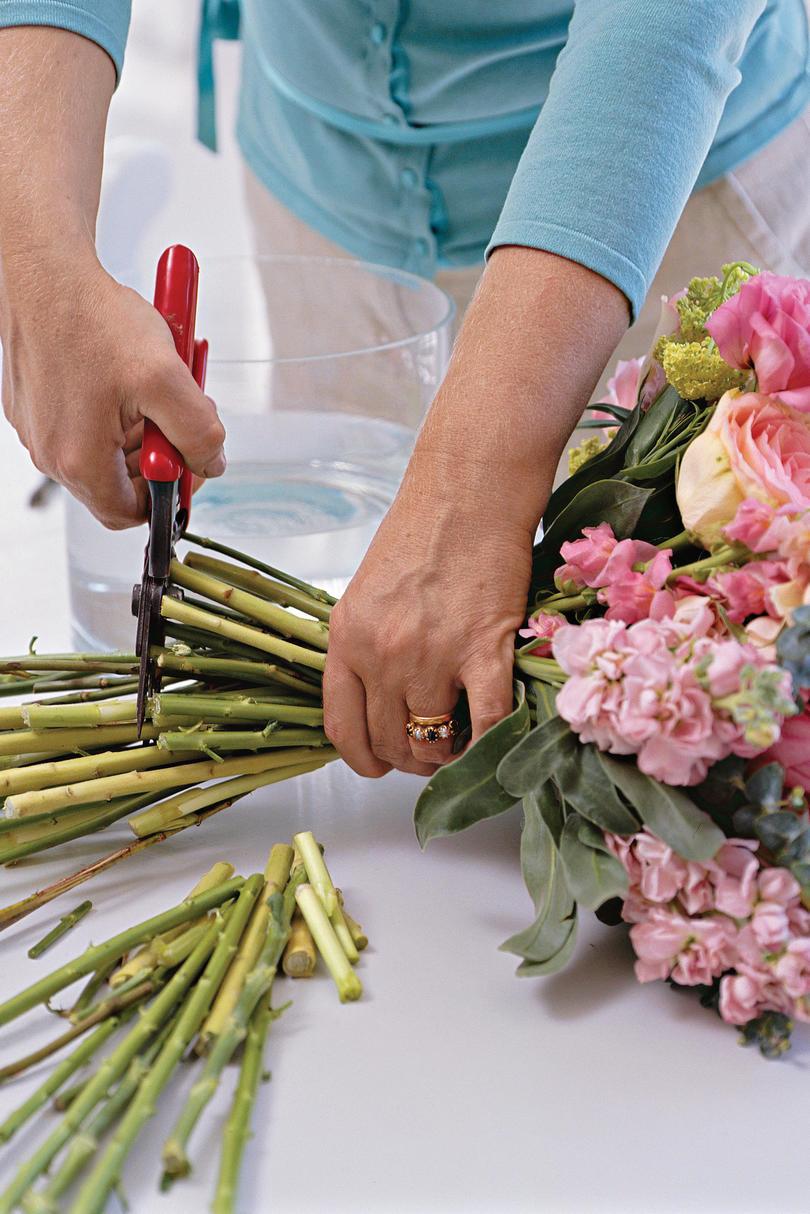 किस तरह to Make a Posy Bouquet: Cut Stems