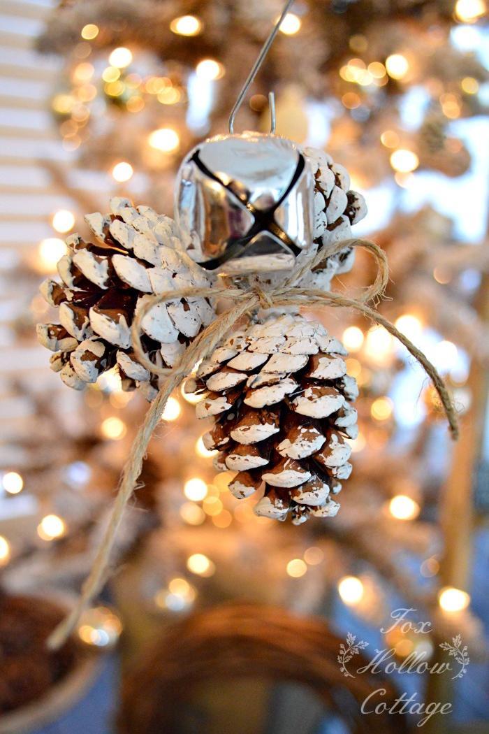 देहाती Jingle Bell Pinecone Ornament
