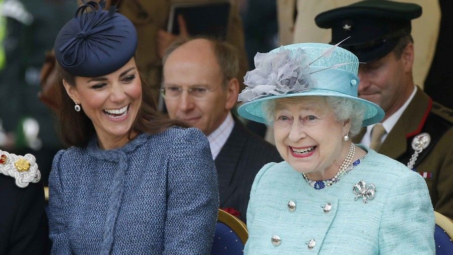 केट and the queen laughing