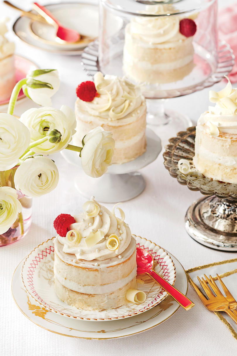 छाछ-चूने Mini Cakes with Vanilla-Mascarpone Buttercream