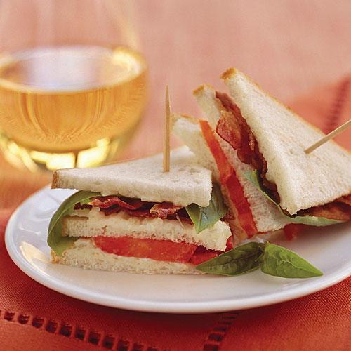 Μίνι Bacon, Tomato, and Basil Sandwiches