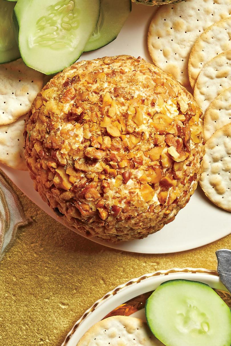 Cheddar-Piparjuuri-Pähkinä Cheese Ball
