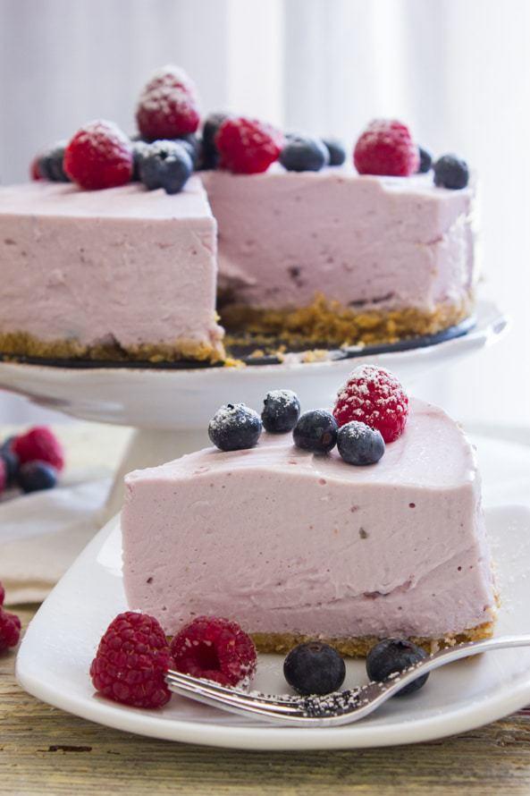 No-Bake Berry Greek Yogurt Pie 