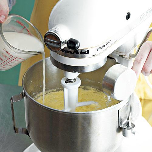 vaihe 3: Add Milk and Flour to Mixture